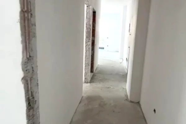 Shtepi ne shitje Apartament ne Tirane, 2+1, Mobilimi Bosh, pa mobiluar, Pagesa 95,166  Euro.