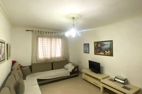 Shtepi ne shitje Papafingo(kati i catise) ne Tirane, 2+1, Mobilimi E mobiluar, Pagesa 55,000,000  Leke.