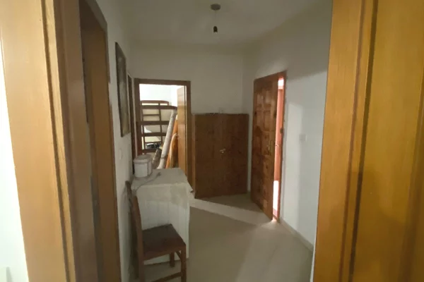 Shtepi ne shitje Papafingo(kati i catise) ne Tirane, 2+1, Mobilimi E mobiluar, Pagesa 55,000,000  Leke.