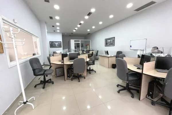 Ambient biznesi me qera 3+1 ne Tirane - 1,000 Euro