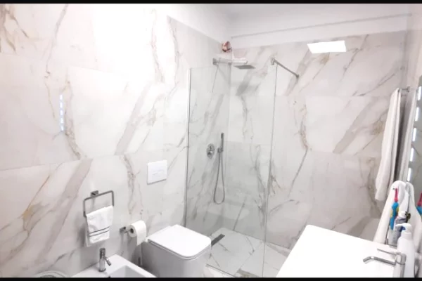 Shtepi ne shitje Apartament ne Tirane, 2+1, Mobilimi E mobiluar, Pagesa 213,000  Euro.