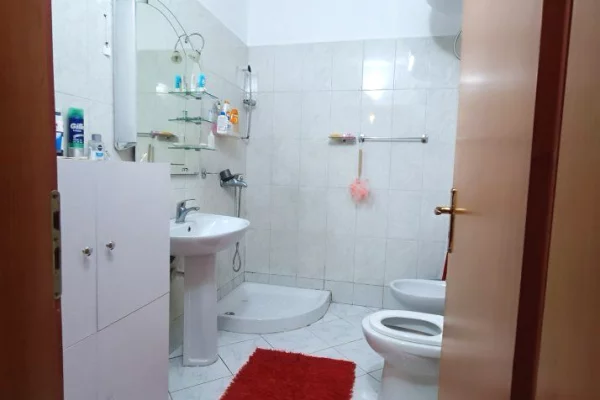 Shtepi ne shitje Apartament ne Tirane, 2+1, Mobilimi E mobiluar, Pagesa 130,000  Euro.