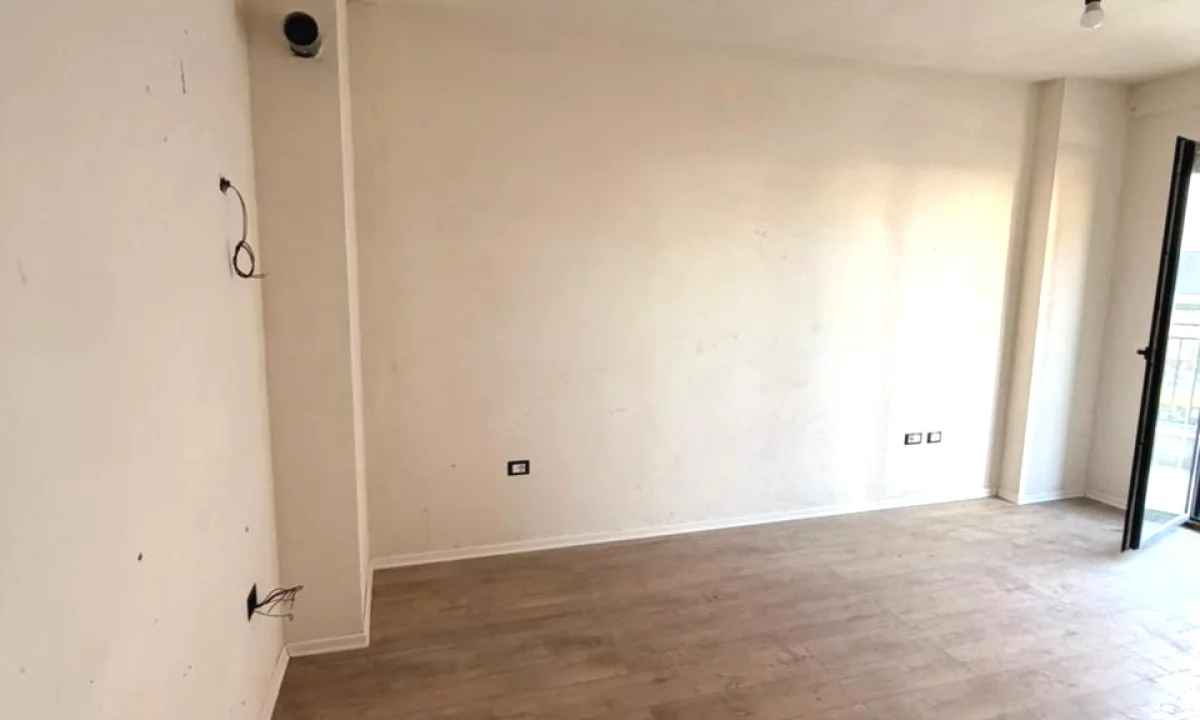 Shtepi ne shitje Apartament ne Tirane, 1+1, Mobilimi Bosh, pa mobiluar, Pagesa 105,000  Euro.