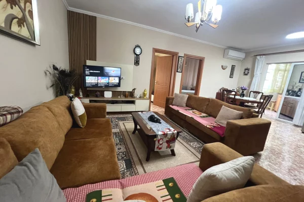 Shtepi ne shitje Apartament ne Tirane, 2+1, Mobilimi E mobiluar, Pagesa 160,000  Euro.