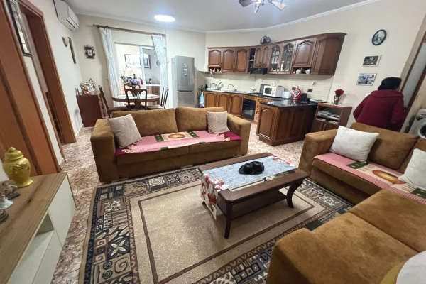 Shtepi ne shitje Apartament ne Tirane, 2+1, Mobilimi E mobiluar, Pagesa 160,000  Euro.