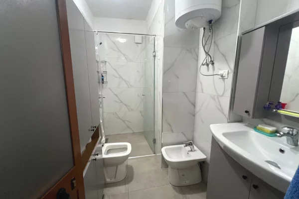 Shtepi ne shitje Apartament ne Tirane, 2+1, Mobilimi E mobiluar, Pagesa 160,000  Euro.