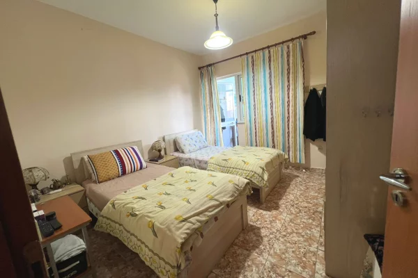 Shtepi ne shitje Apartament ne Tirane, 2+1, Mobilimi E mobiluar, Pagesa 160,000  Euro.