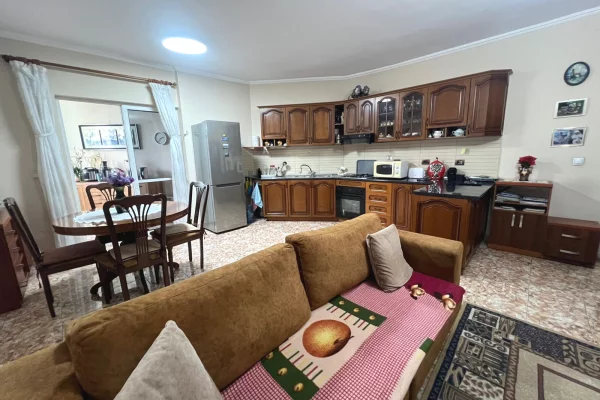 Shtepi ne shitje Apartament ne Tirane, 2+1, Mobilimi E mobiluar, Pagesa 160,000  Euro.