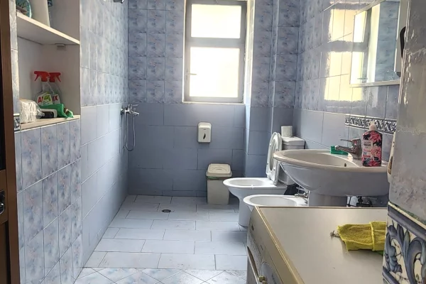 Ambient biznesi me qera 3+1 ne Tirane - 800 Euro