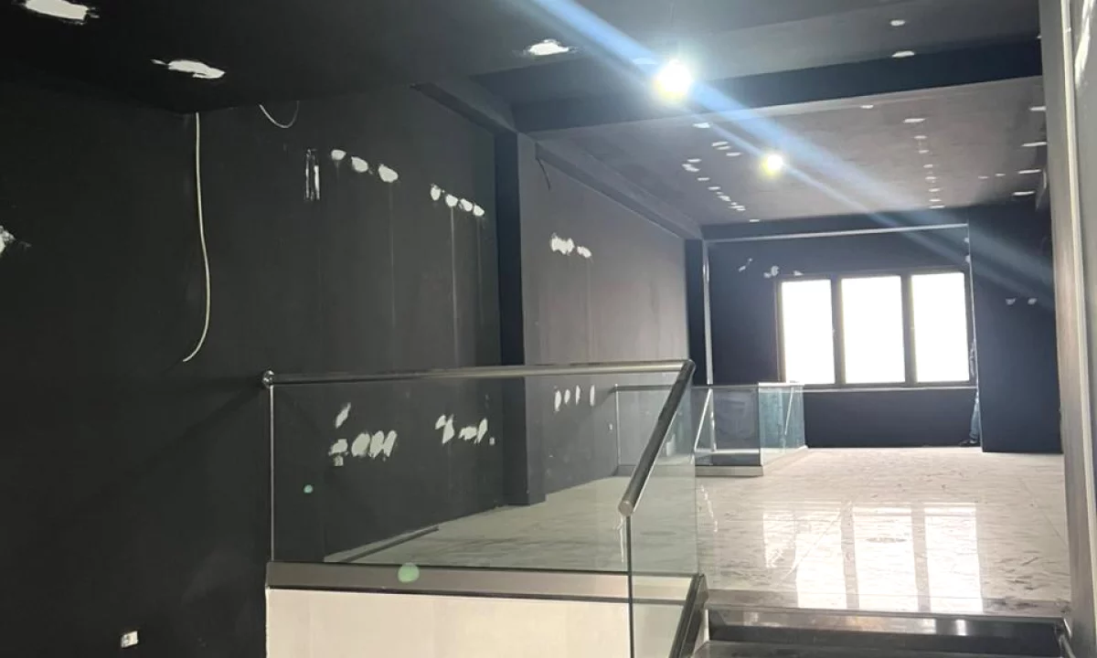 Jepet me qera dyqan dublex ne rruge kryesore ne Bllok