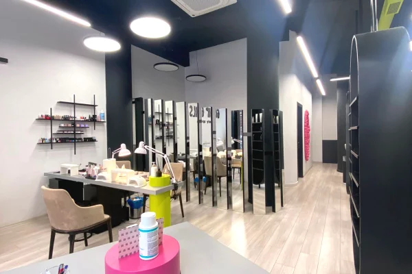 Shitet biznesi parukeri tek Komuna e Parisit, Tiranë