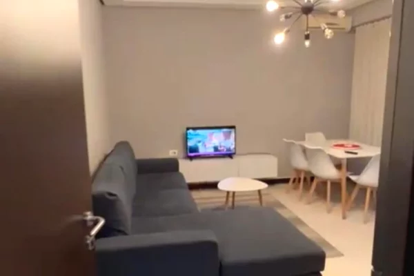 Shtepi me qera Apartament ne Tirane, 1+1, Mobilimi Pjeserisht e mobiluar, Pagesa 65,000  Leke.