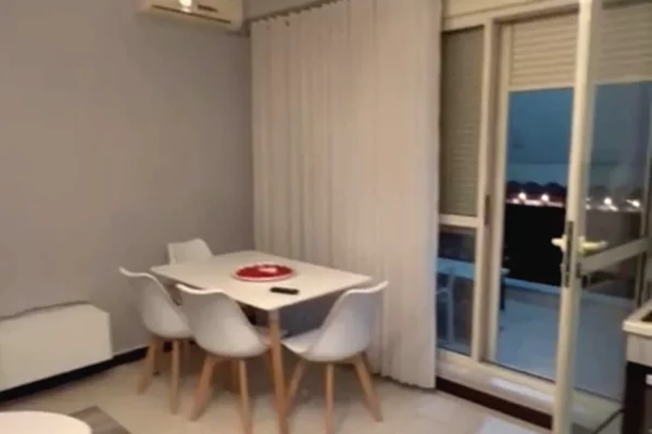 Shtepi me qera Apartament ne Tirane, 1+1, Mobilimi Pjeserisht e mobiluar, Pagesa 65,000  Leke.