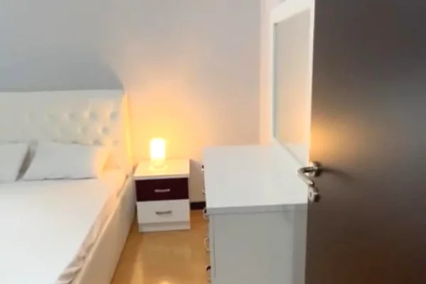 Shtepi me qera Apartament ne Tirane, 1+1, Mobilimi Pjeserisht e mobiluar, Pagesa 65,000  Leke.