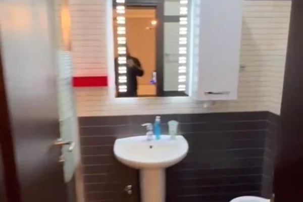 Shtepi me qera Apartament ne Tirane, 1+1, Mobilimi Pjeserisht e mobiluar, Pagesa 65,000  Leke.