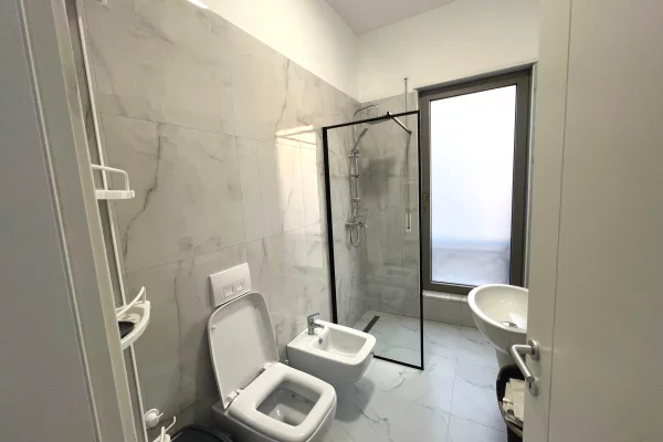 Shtepi me qera Apartament ne Tirane, 3+1, Mobilimi E mobiluar, Pagesa 1,200  Euro.