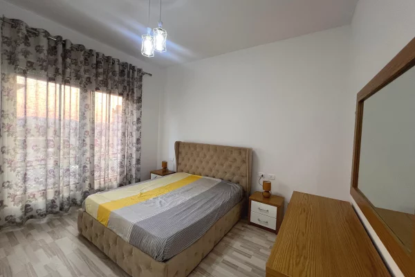 Shtepi me qera Apartament ne Tirane, 3+1, Mobilimi E mobiluar, Pagesa 1,200  Euro.