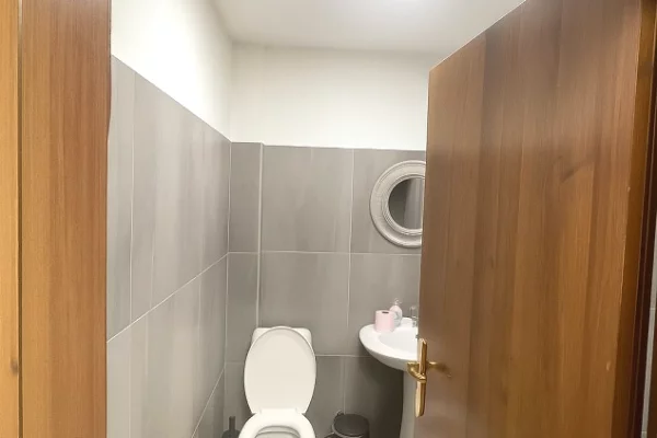 Ambient biznesi me qera 3+1 ne Tirane - 800 Euro