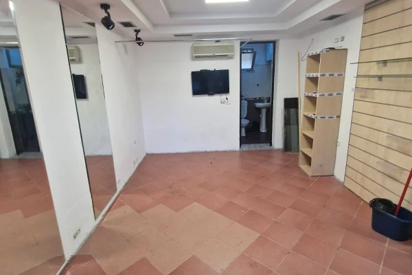 Ambient biznesi me qera 1+1 ne Tirane - 50,000 Leke