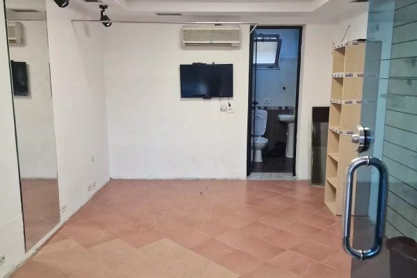 Ambient biznesi me qera 1+1 ne Tirane - 50,000 Leke