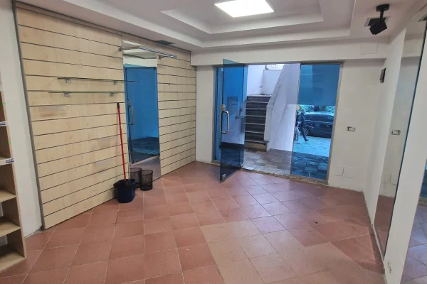 Ambient biznesi me qera 1+1 ne Tirane - 50,000 Leke