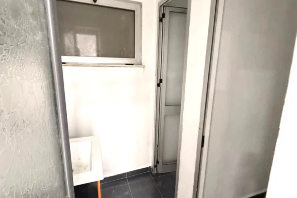 Ambient biznesi me qera 1+1 ne Tirane - 100,000 Leke