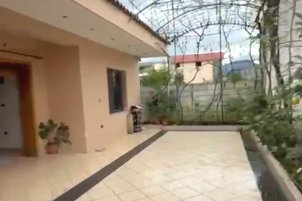 Shtepi ne shitje Shtepi Private ne Tirane, 3+1, Mobilimi E mobiluar, Pagesa 170,000  Euro.