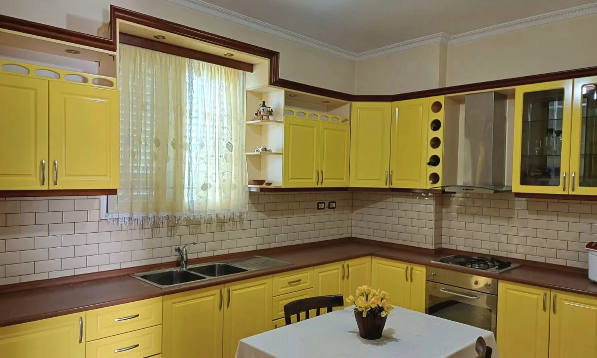 Shtepi ne shitje Vila Luksoze ne Fier, 5+1, Mobilimi E mobiluar, Pagesa 375,000  Euro.