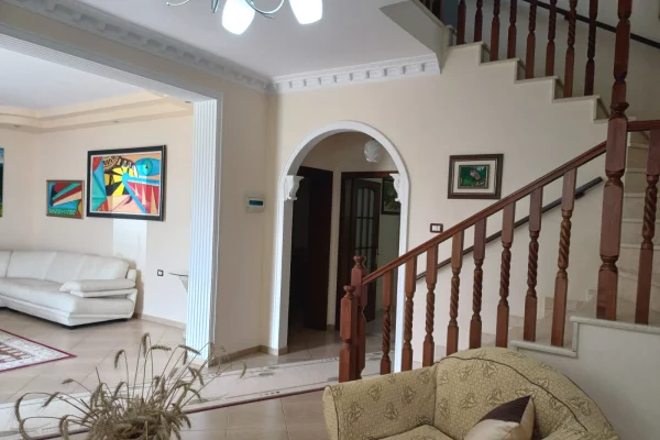 Shtepi ne shitje Vila Luksoze ne Fier, 5+1, Mobilimi E mobiluar, Pagesa 375,000  Euro.