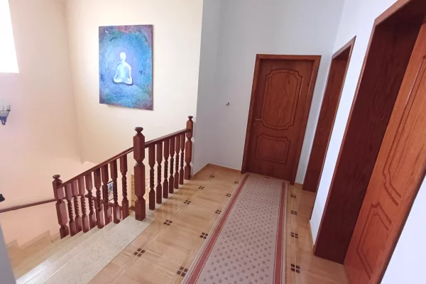 Shtepi ne shitje Vila Luksoze ne Fier, 5+1, Mobilimi E mobiluar, Pagesa 375,000  Euro.