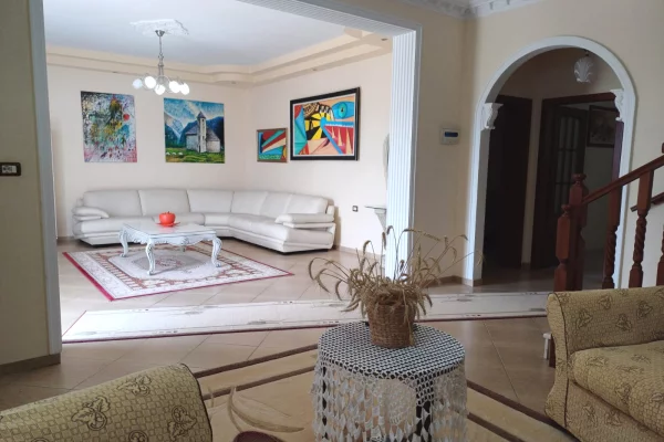 Shtepi ne shitje Vila Luksoze ne Fier, 5+1, Mobilimi E mobiluar, Pagesa 375,000  Euro.