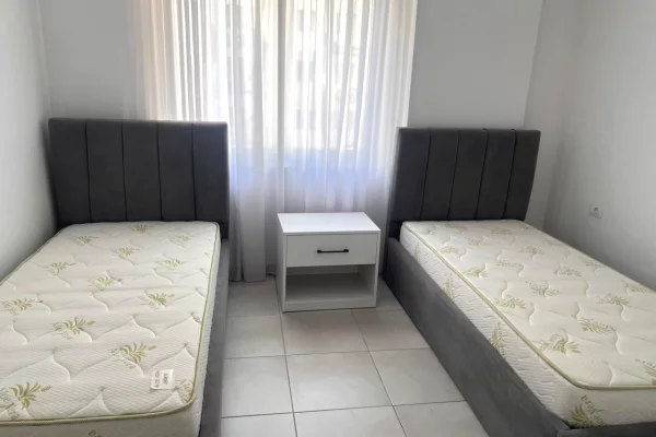 Jepet Apartament Me Qera 2+1 tek Kodra e diellit/65,000 leke