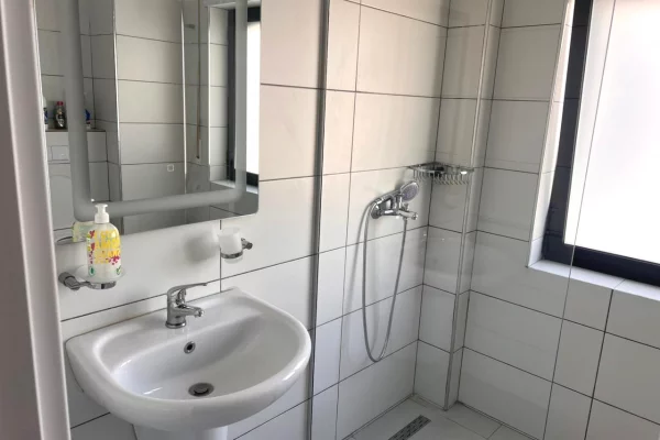 Shtepi me qera Apartament ne Tirane, 2+1, Mobilimi E mobiluar, Pagesa 65,000  Leke.