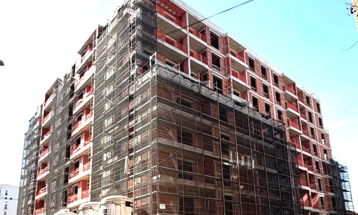 Shtepi ne shitje Apartament ne Tirane, 2+1, Mobilimi Bosh, pa mobiluar, Pagesa 92,000  Euro.