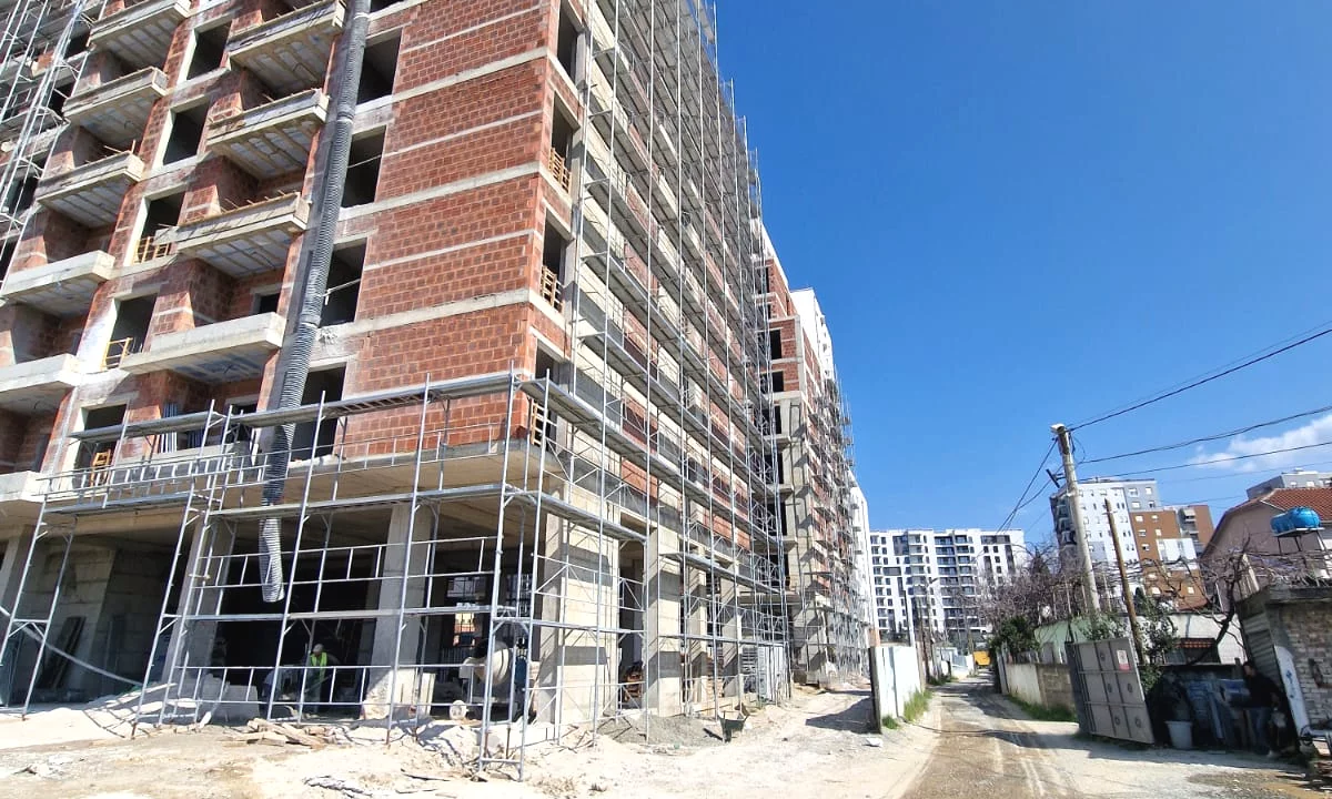 Shtepi ne shitje Apartament ne Tirane, 2+1, Mobilimi Bosh, pa mobiluar, Pagesa 176,000  Euro.