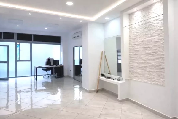 Ambiente Commerciale in Vendita 3+1 a Tirana - 145,000 Euro