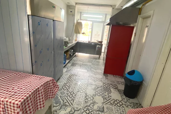 Ambient biznesi me qera 2+1 ne Tirane - 2,000 Euro
