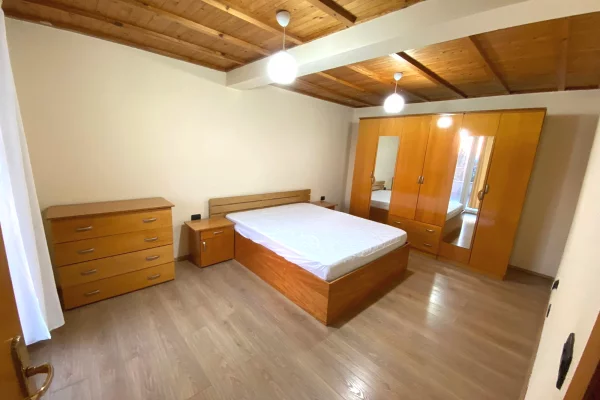 Shtepi me qera Apartament ne Tirane, 2+1, Mobilimi E mobiluar, Pagesa 400  Euro.
