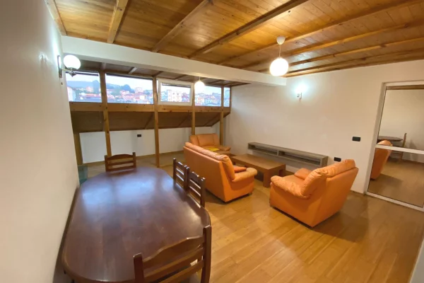 Shtepi me qera Apartament ne Tirane, 2+1, Mobilimi E mobiluar, Pagesa 400  Euro.