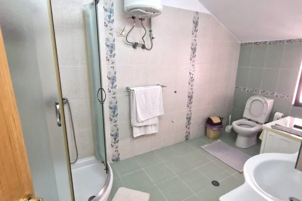 Shtepi me qera Apartament ne Tirane, 3+1, Mobilimi E mobiluar, Pagesa 85,000  Leke.