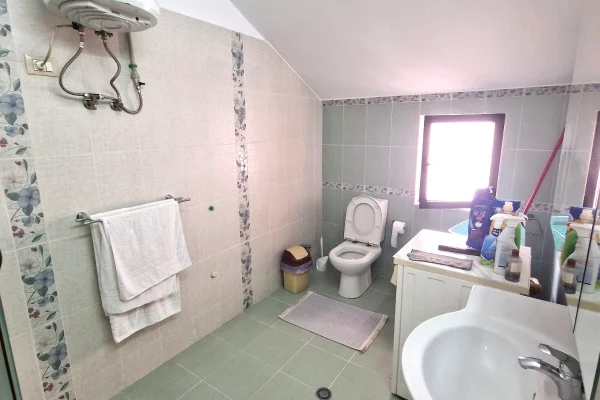 Shtepi me qera Apartament ne Tirane, 3+1, Mobilimi E mobiluar, Pagesa 85,000  Leke.