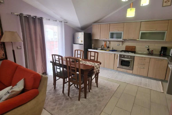 Shtepi me qera Apartament ne Tirane, 3+1, Mobilimi E mobiluar, Pagesa 85,000  Leke.