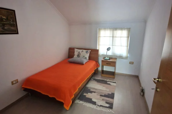 Shtepi me qera Apartament ne Tirane, 3+1, Mobilimi E mobiluar, Pagesa 85,000  Leke.