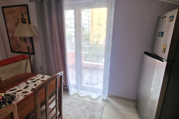 Shtepi me qera Apartament ne Tirane, 3+1, Mobilimi E mobiluar, Pagesa 85,000  Leke.