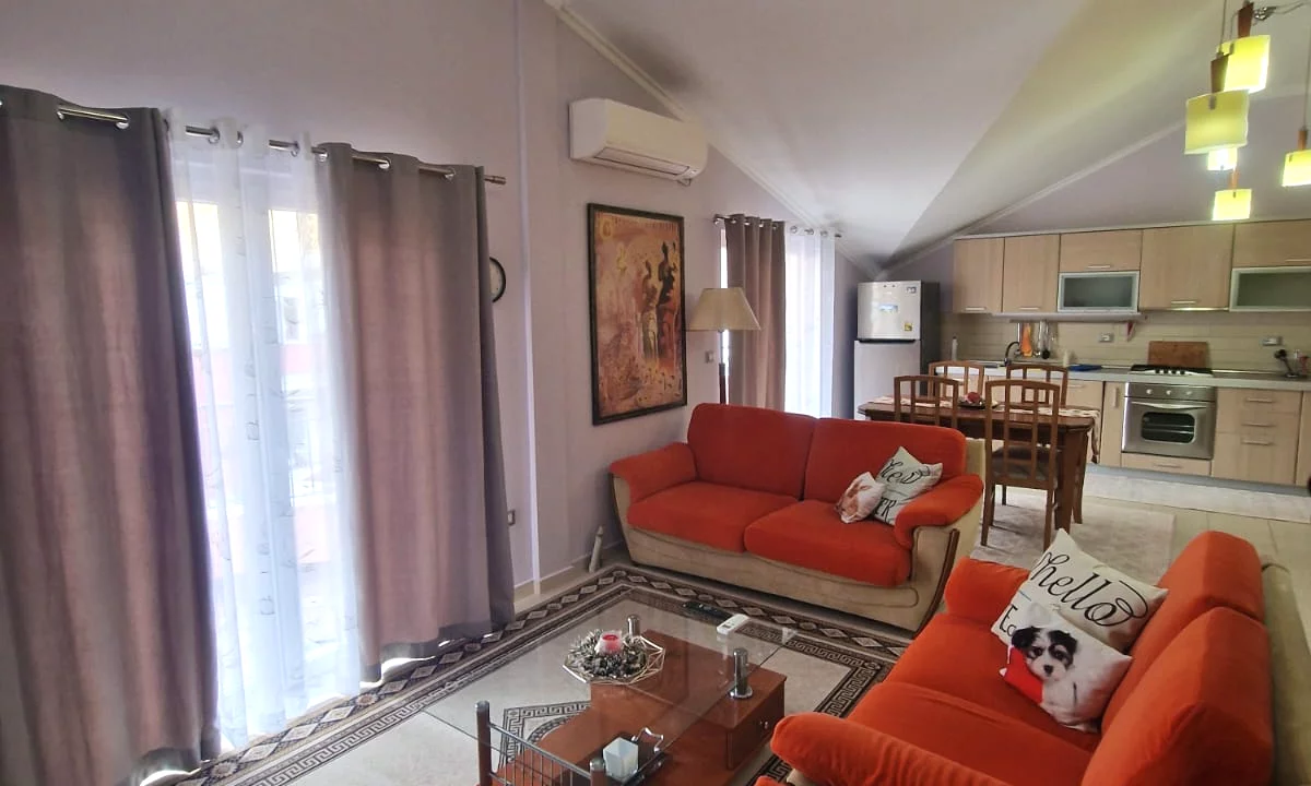 Shtepi me qera Apartament ne Tirane, 3+1, Mobilimi E mobiluar, Pagesa 85,000  Leke.