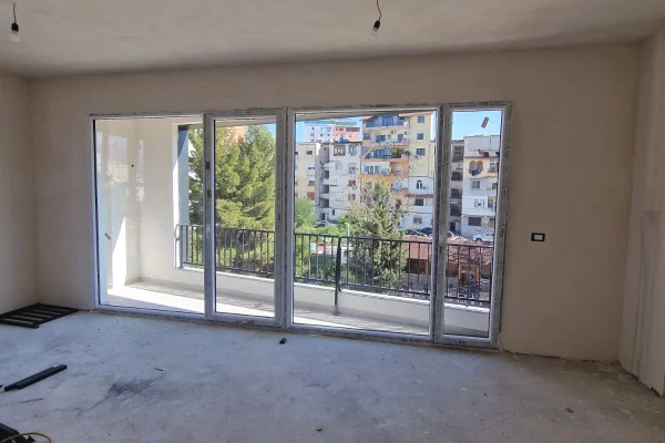 Shtepi ne shitje Apartament ne Tirane, 2+1, Mobilimi Bosh, pa mobiluar, Pagesa 261,300  Euro.
