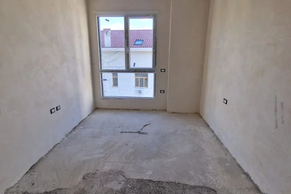 Shtepi ne shitje Apartament ne Tirane, 2+1, Mobilimi Bosh, pa mobiluar, Pagesa 261,300  Euro.