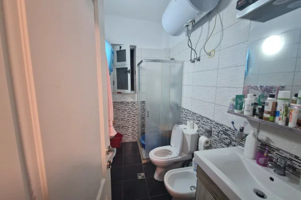 Shtepi ne shitje Apartament ne Tirane, 1+1, Mobilimi Pjeserisht e mobiluar, Pagesa 125,000  Euro.