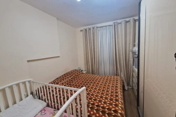 Shtepi ne shitje Apartament ne Tirane, 1+1, Mobilimi Pjeserisht e mobiluar, Pagesa 125,000  Euro.