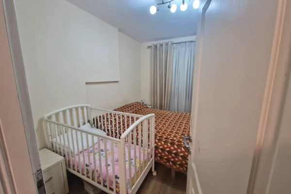 Shtepi ne shitje Apartament ne Tirane, 1+1, Mobilimi Pjeserisht e mobiluar, Pagesa 125,000  Euro.